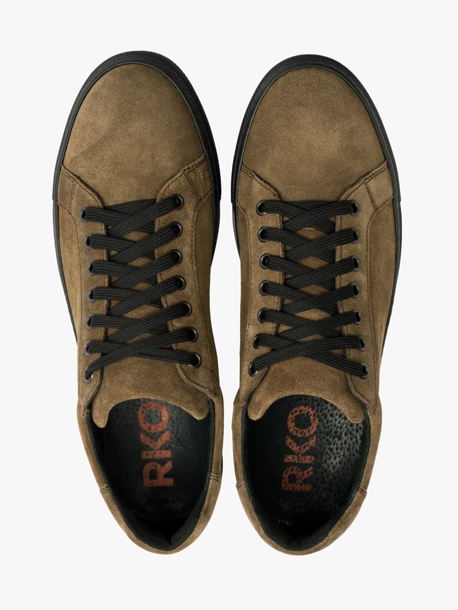 Olive Turnschuhe auf schwarzem Grund