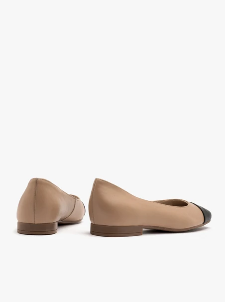 Beigefarbene Damen-Ballerinas mit schwarzer Zehenkappe