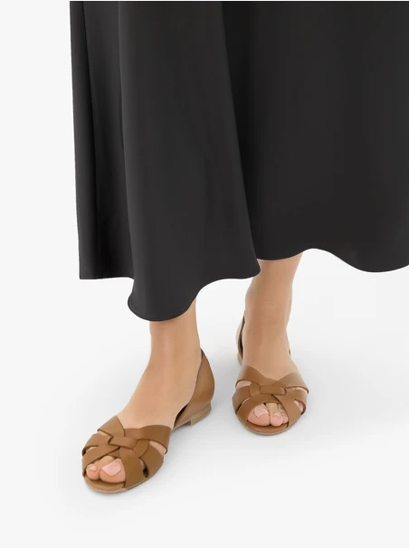Braune zehenoffene Ballerinas