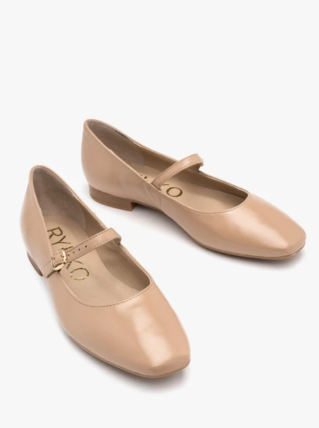 Beigefarbene Ballerinas mit dekorativem Verschluss