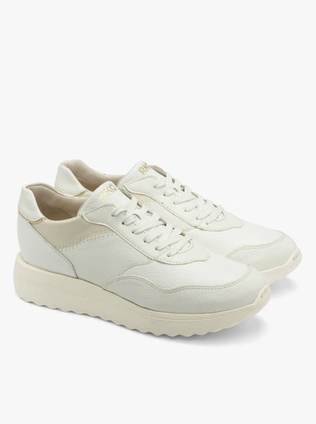 Weiße Sporthalbschuhe mit Platineinsatz an der Ferse
