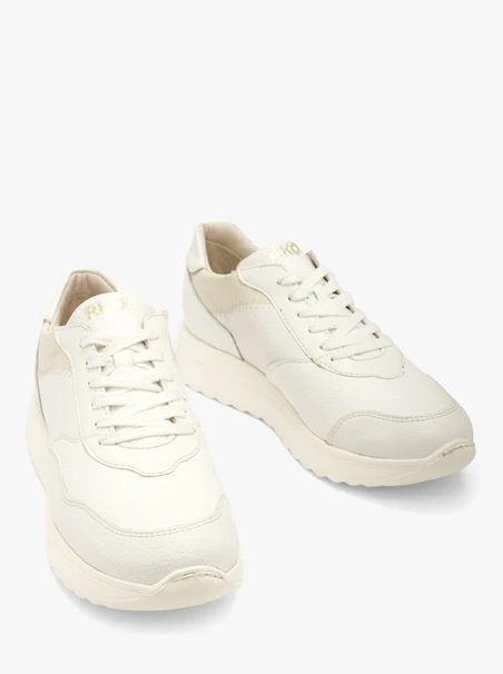 Weiße Sporthalbschuhe mit Platineinsatz an der Ferse