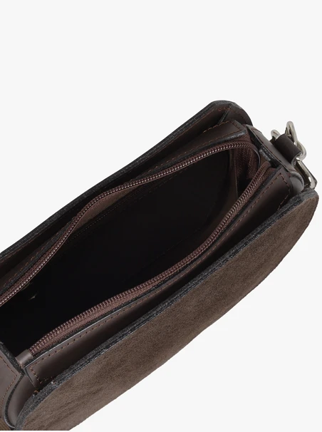 Dunkelbraune Handtasche mit Logo auf dem Riemen