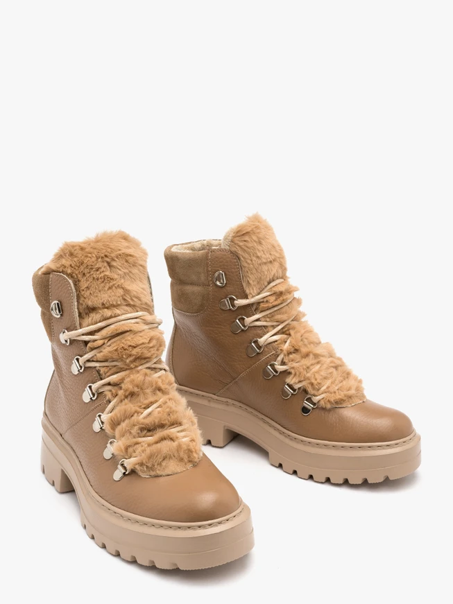 Braune isolierte Stiefel
