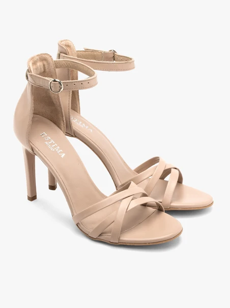 Beigefarbene Sandalen mit dekorativen Riemen