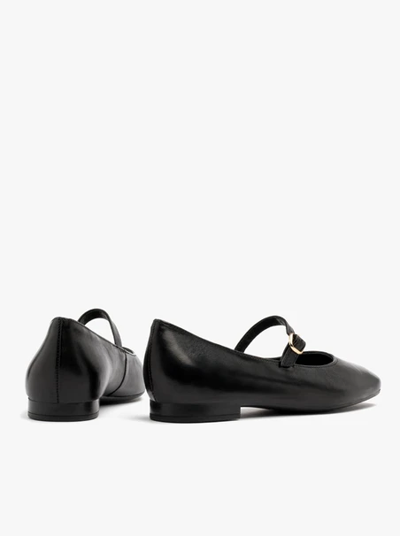 Schwarze Ballerinas mit dekorativem Verschluss