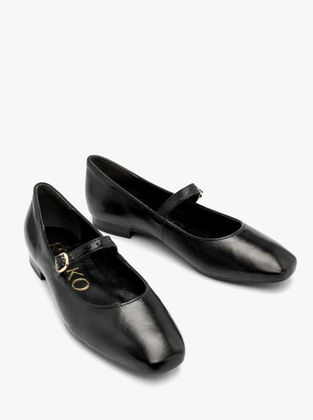 Schwarze Ballerinas mit dekorativem Verschluss