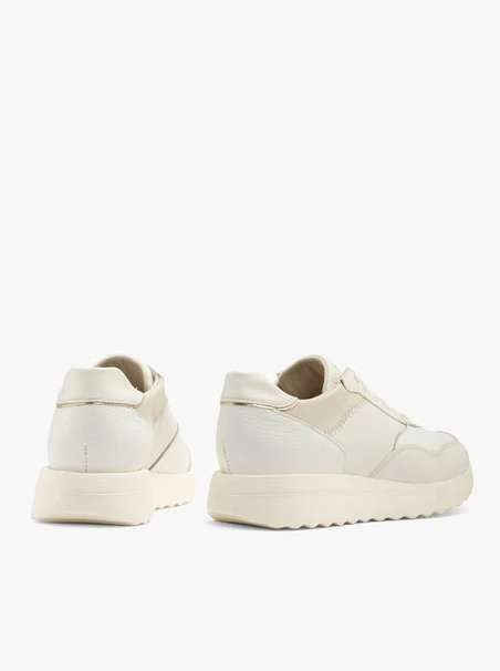 Weiße Sporthalbschuhe mit Platineinsatz an der Ferse