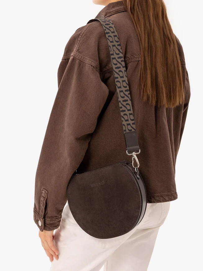 Dunkelbraune Handtasche mit Logo auf dem Riemen