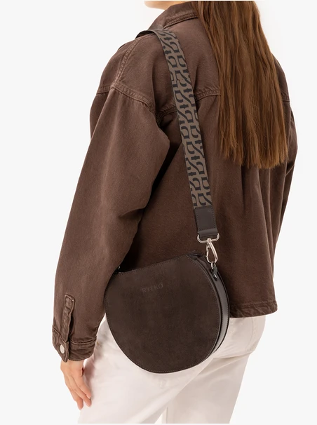 Dunkelbraune Handtasche mit Logo auf dem Riemen