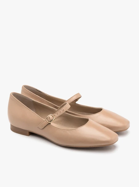 Beigefarbene Ballerinas mit dekorativem Verschluss