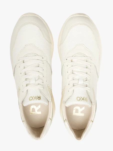 Weiße Sporthalbschuhe mit Platineinsatz an der Ferse