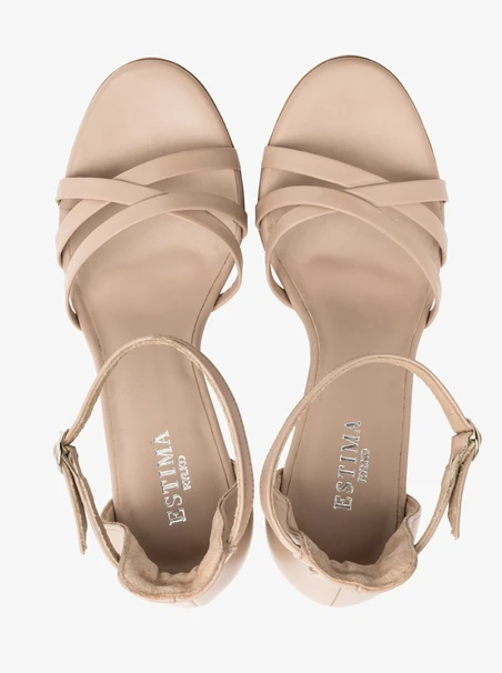 Beigefarbene Sandalen mit dekorativen Riemen
