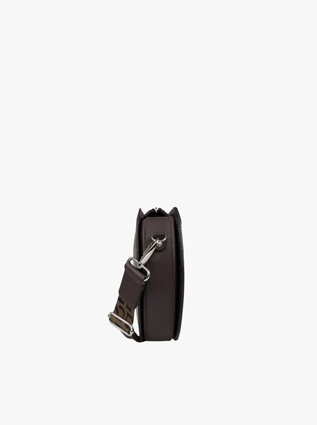 Dunkelbraune Handtasche mit Logo auf dem Riemen