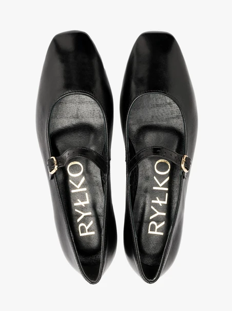 Schwarze Ballerinas mit dekorativem Verschluss