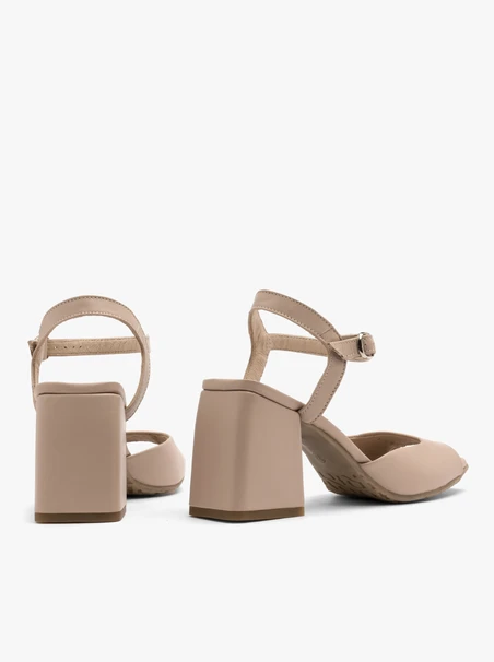 Beigefarbene Sandalen mit massivem Pfosten