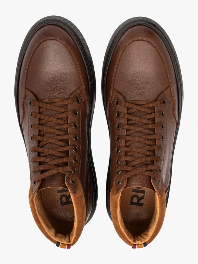 Braune, sportliche Stiefel mit klobiger schwarzer Sohle