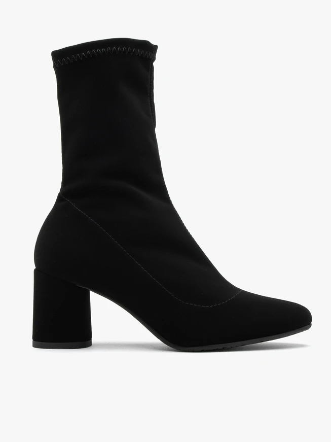 Flexible schwarze Keilstiefel mit runder Spitze