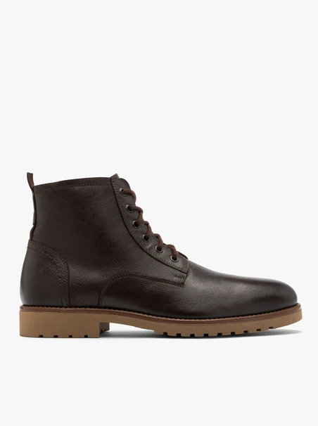 Dunkelbraune Herrenstiefel im Freizeitstil, isoliert mit natürlichem Schafsfell