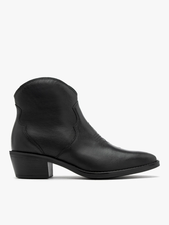 Schwarze Cowboystiefel mit dekorativer Stickerei