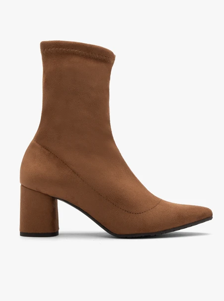 Stiefel mit flexiblem Absatz und spitzer Zehe