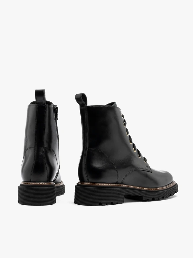 Schwarze Damenstiefel mit goldenen Ösen