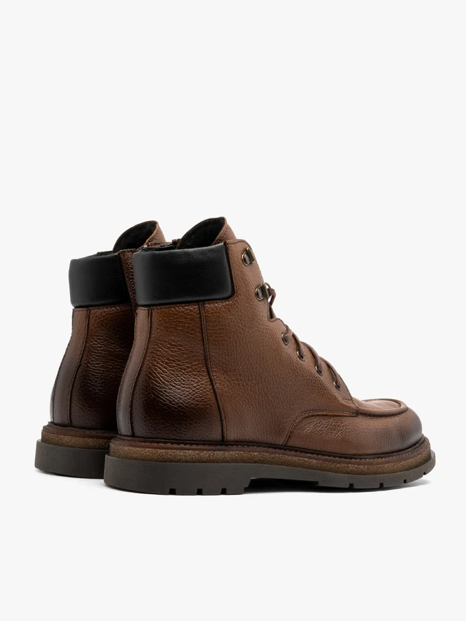 Braune Herrenstiefel mit Ziernähten auf dem Rist