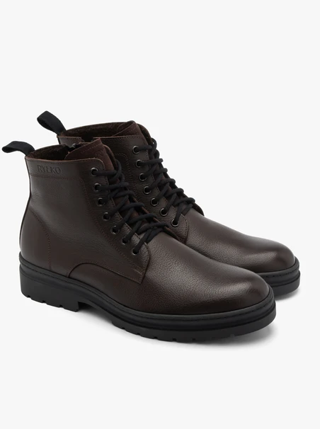 Dunkelbraune Herrenstiefel mit Logo auf dem Schaft