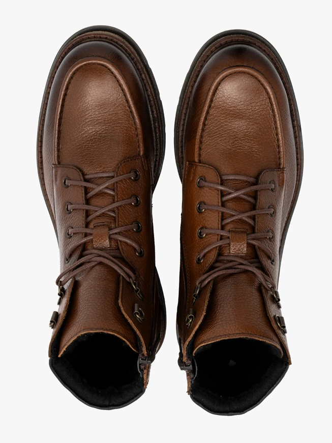 Braune Herrenstiefel mit Ziernähten auf dem Rist