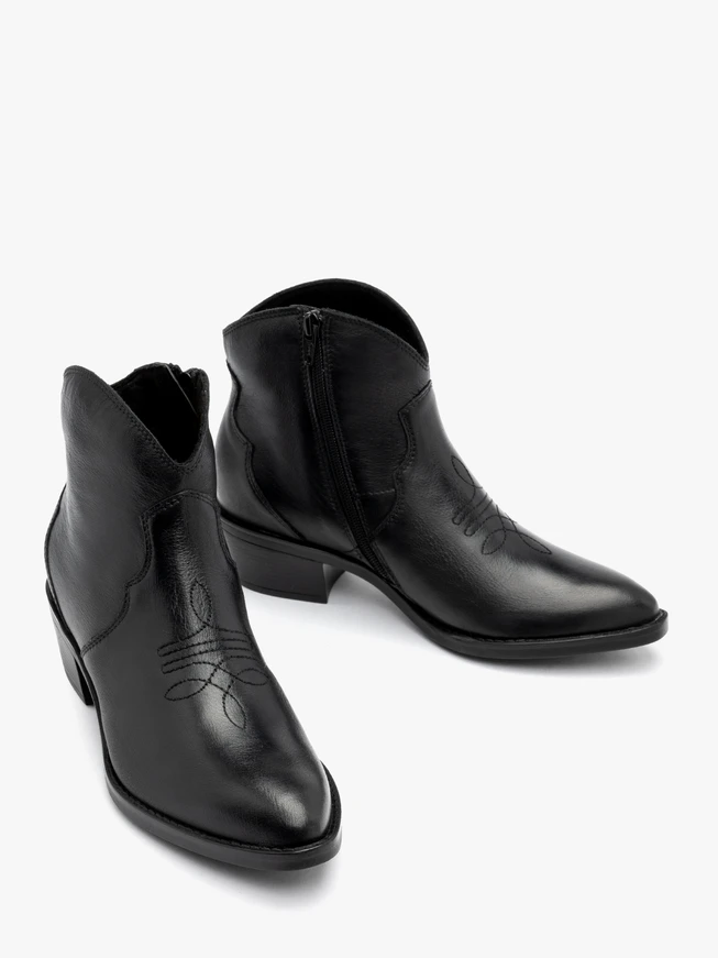 Schwarze Cowboystiefel mit dekorativer Stickerei