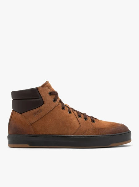 Rote Herren-Sportstiefel mit zweifarbiger Sohle
