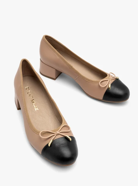 Beige-schwarze Pumps mit Zierschleife
