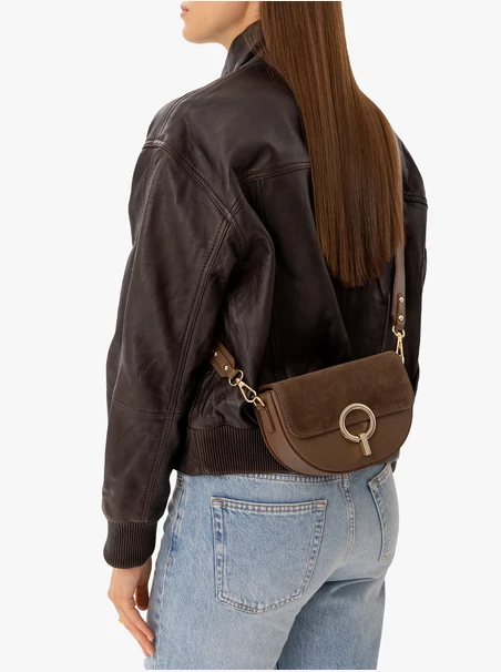 Kleine rote Handtasche mit goldenen Verzierungen