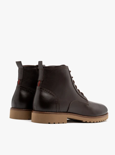 Dunkelbraune Herrenstiefel im Freizeitstil, isoliert mit natürlichem Schafsfell