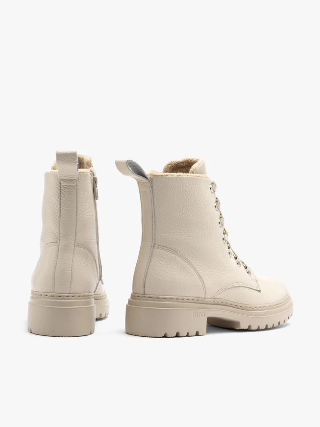 Cremefarbene Damenstiefel mit Zierhaken