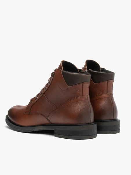Braune Herrenstiefel mit Ziernähten auf dem Schaft