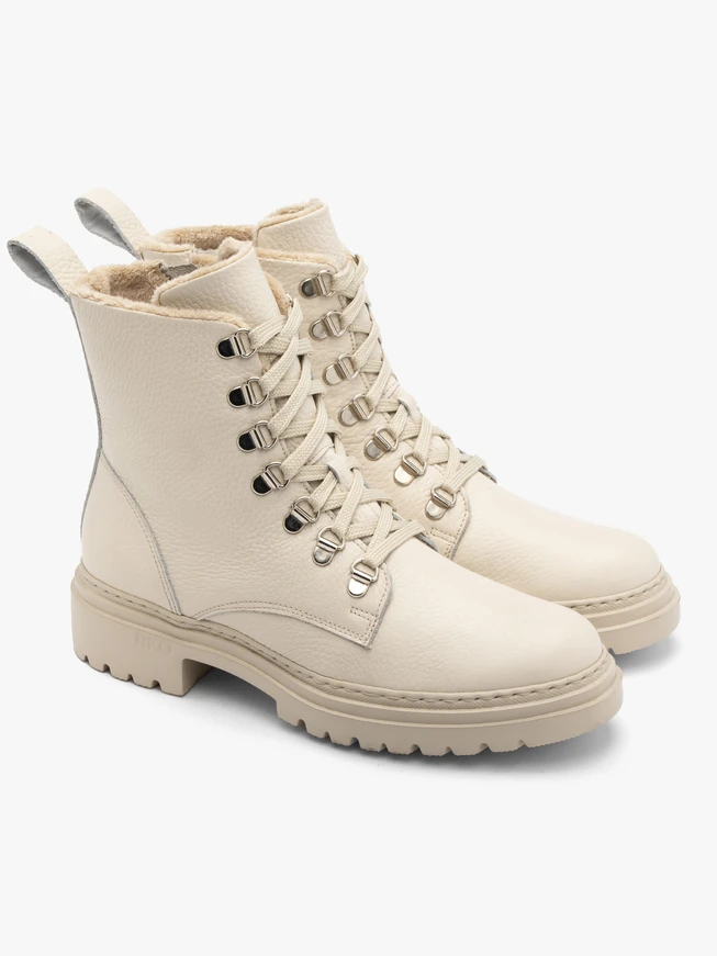 Cremefarbene Damenstiefel mit Zierhaken
