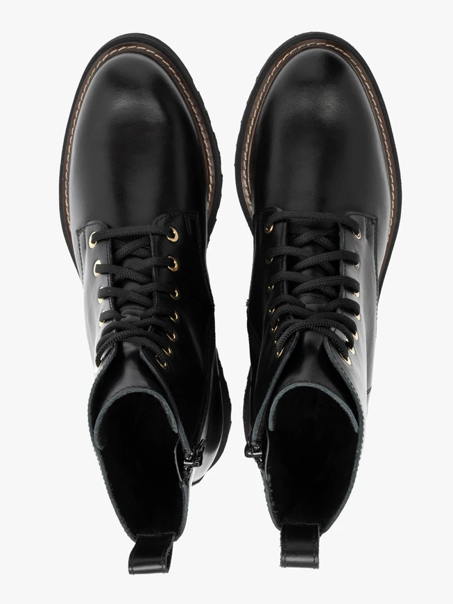 Schwarze Damenstiefel mit goldenen Ösen