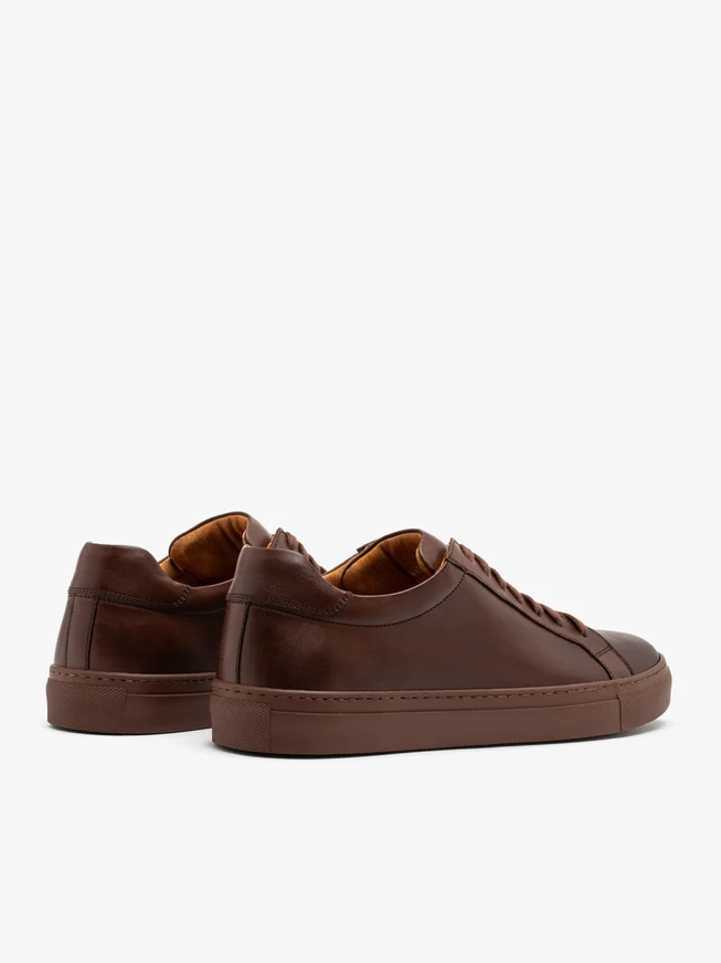 Brauner halber Sportschuh