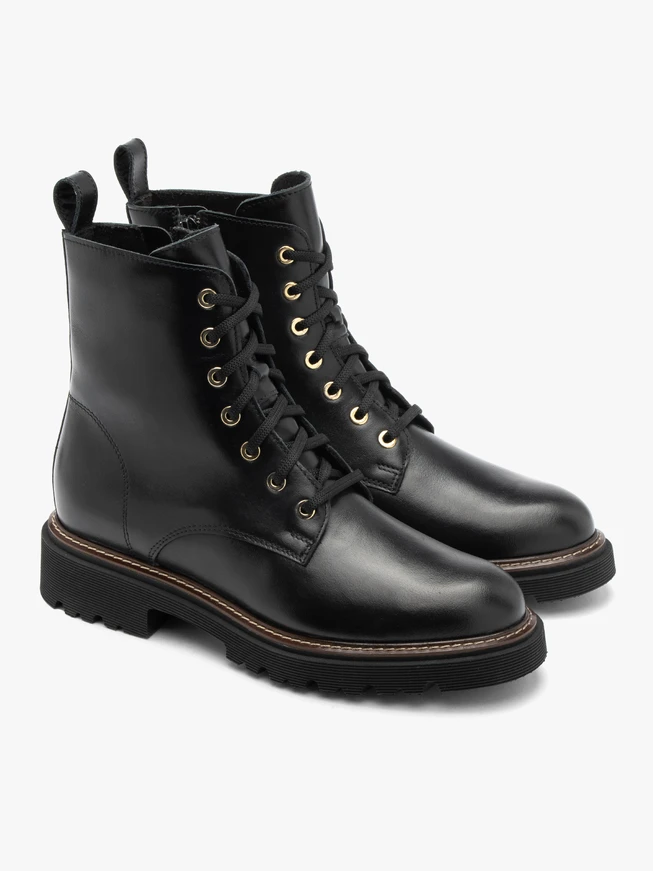 Schwarze Damenstiefel mit goldenen Ösen