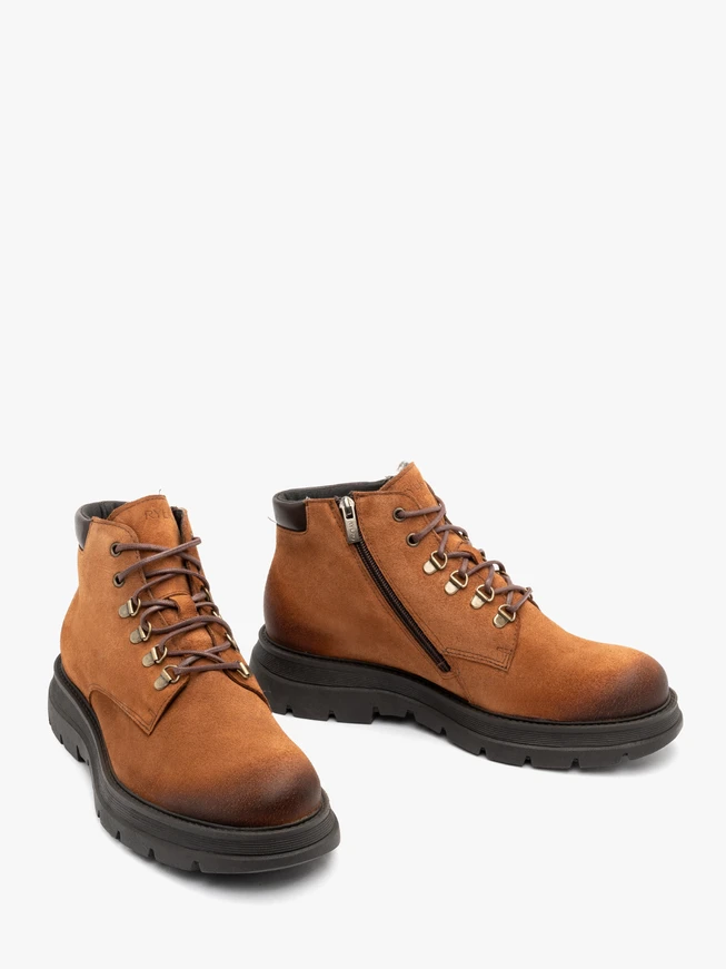 Isolierte Stiefel aus roter Wolle mit festem Boden