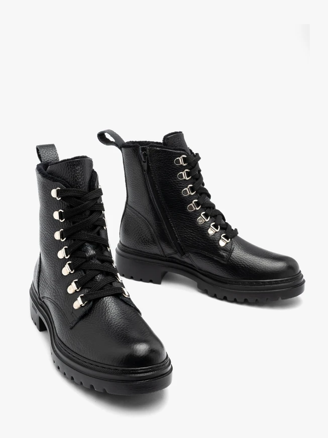Schwarze Damenstiefel mit Zierhaken