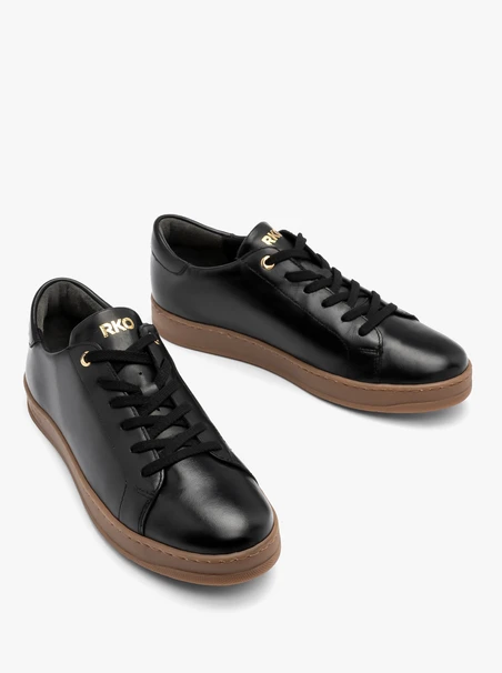 Schwarze Sporthalbschuhe mit beigem Boden