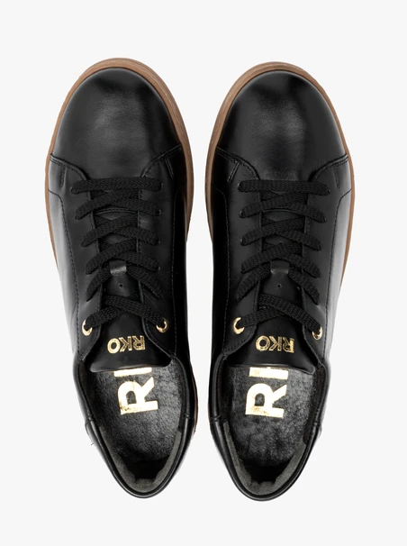 Schwarze sportliche Halbschuhe mit beigem Boden