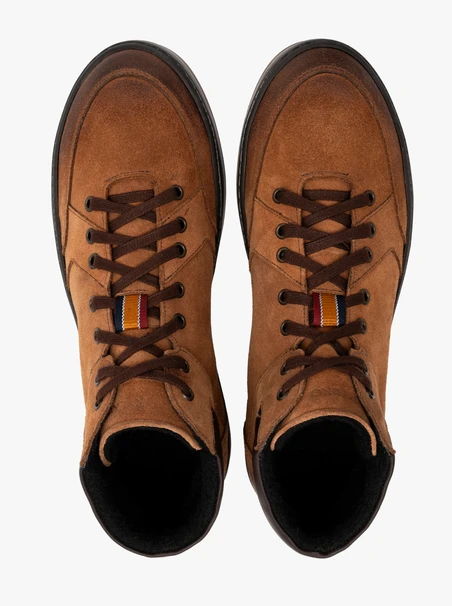 Rote Herren-Sportstiefel mit zweifarbiger Sohle