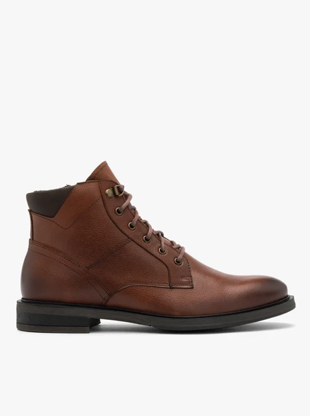 Braune Herrenstiefel mit Ziernähten auf dem Schaft