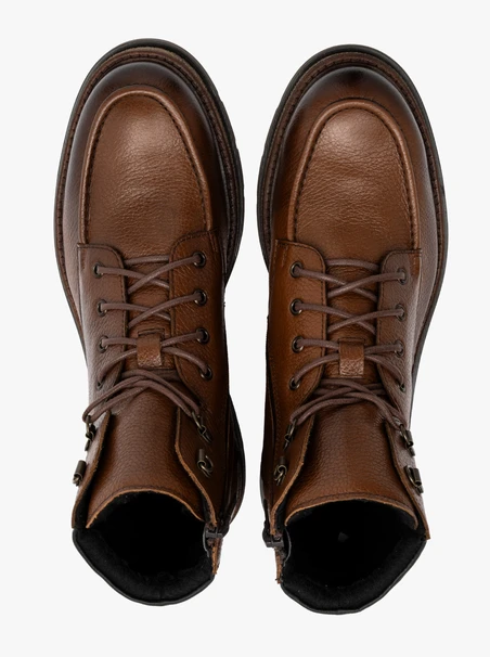 Braune Herrenstiefel mit Ziernähten auf dem Rist