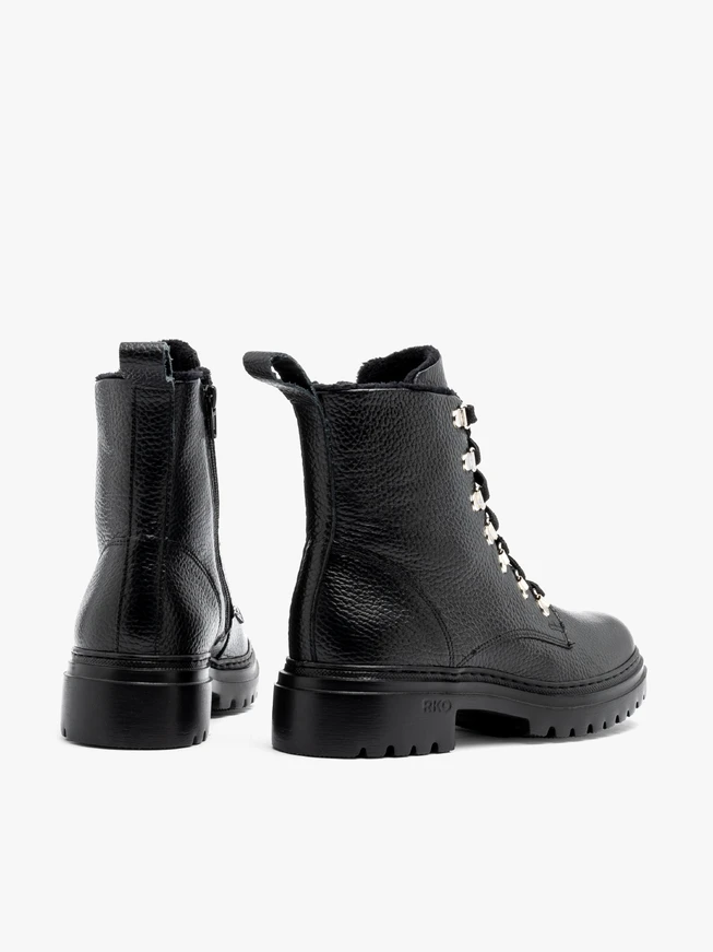 Schwarze Damenstiefel mit Zierhaken