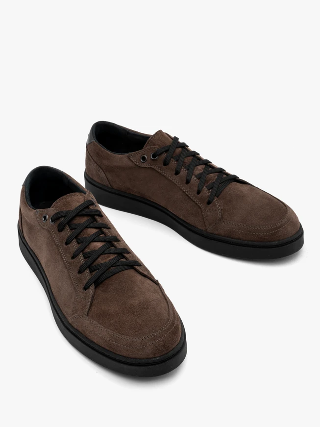 Graubraune Herren-Turnschuhe mit schwarzer Sohle