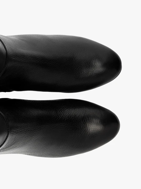 Schwarze Stiefel mit elastischem Schaft und niedrigem Absatz